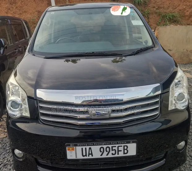 Toyota Noah 2011 Black - 1