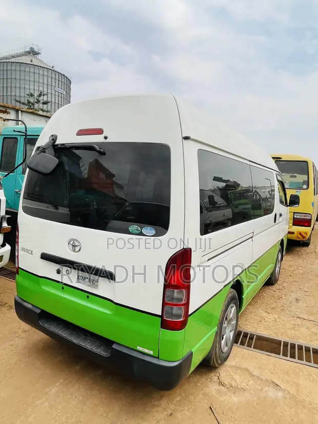 Toyota HiAce 2013 Commuter - 1