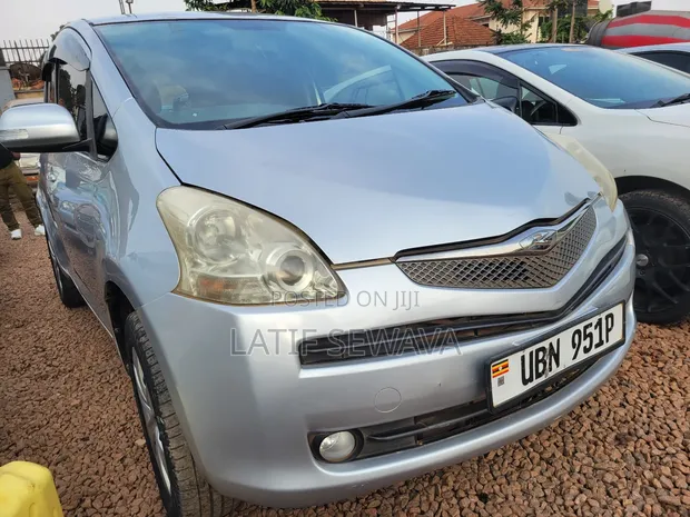 Toyota Ractis 1.5 AWD 2010 Silver - 1