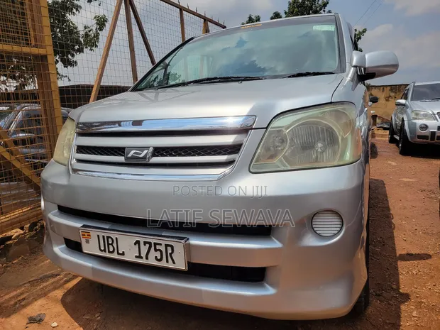 Toyota Noah 2.0 AWD (8 Seater) 2005 Silver - 1