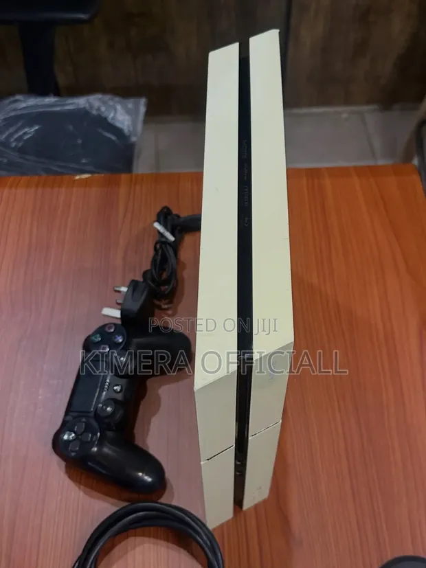 Chipped Sony PlayStation 4 with 12 Games & 2 Controllers - 1