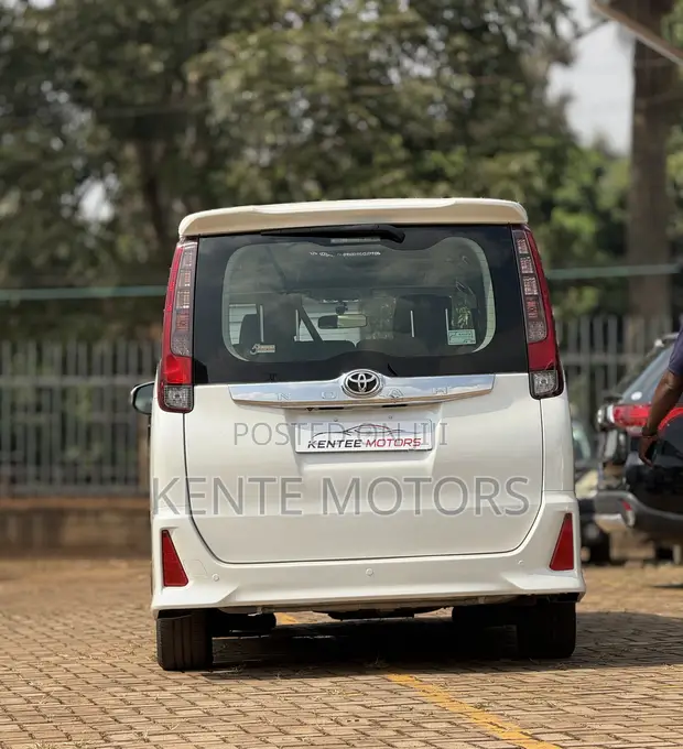 Toyota Noah 2.0 AWD (7 Seater) 2015 White - 1