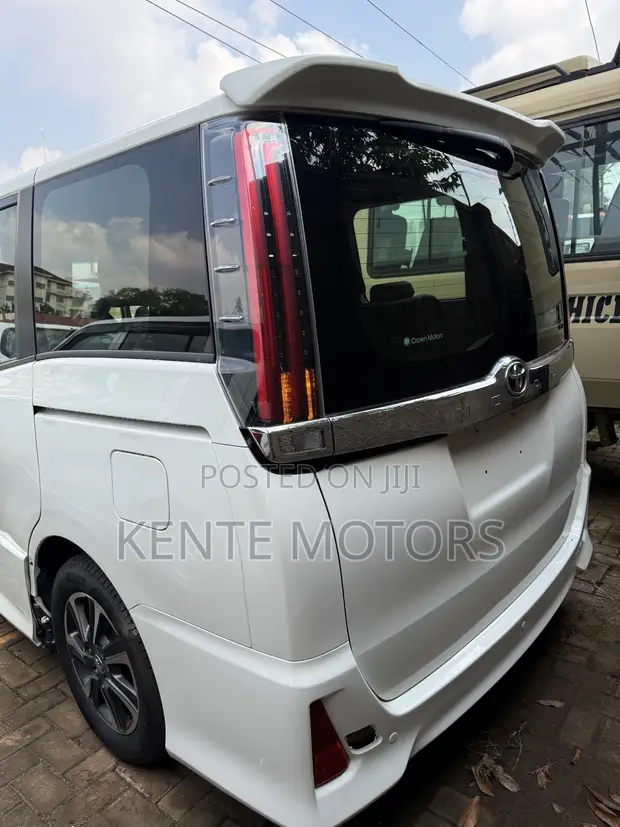 Toyota Noah 2.0 AWD (7 Seater) 2017 White - 1