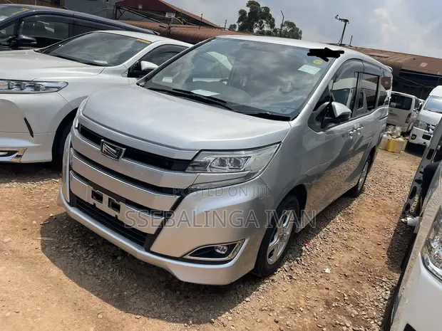 Toyota Noah 2018 Silver - 1