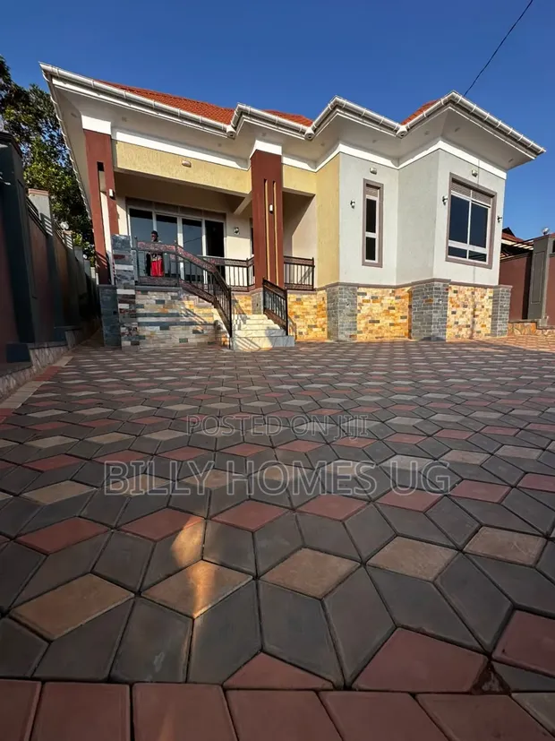 4 Bedroom Bungalow for Sale in Ssisa - 1