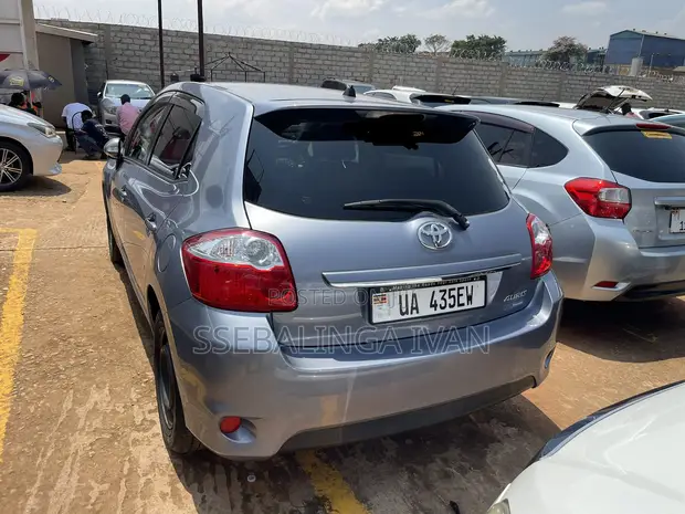 Toyota Auris 2011 Gray - 1