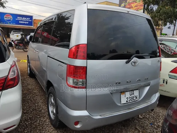 Toyota Noah 2005 Gray - 1