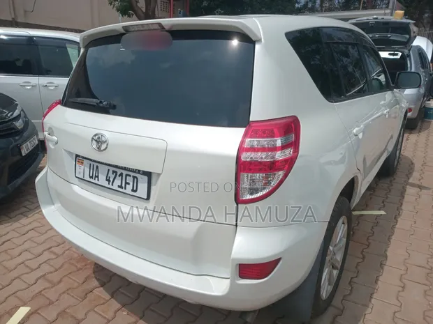Toyota RAV4 2011 White - 1