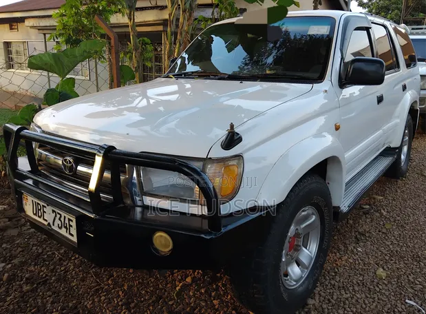 Toyota Hilux 2003 White - 1