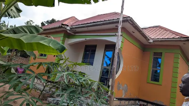 2 Bedroom House with Shell Boys Quarters for Sale in Busiikili - 1