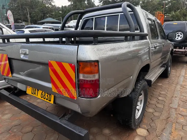 Toyota Hilux 2000 Manual - 1