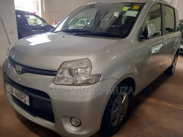 Toyota Sienta 2012 Silver - 1