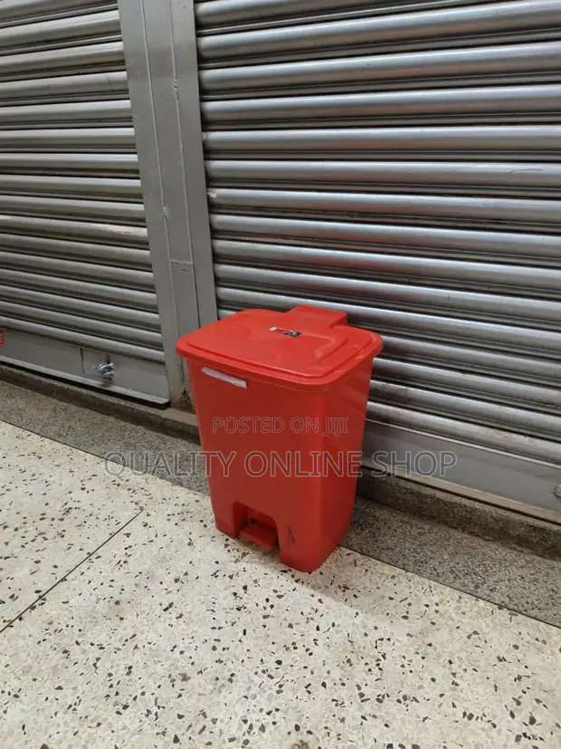 30 Litre Plastic Step-On Dust Bin - 1