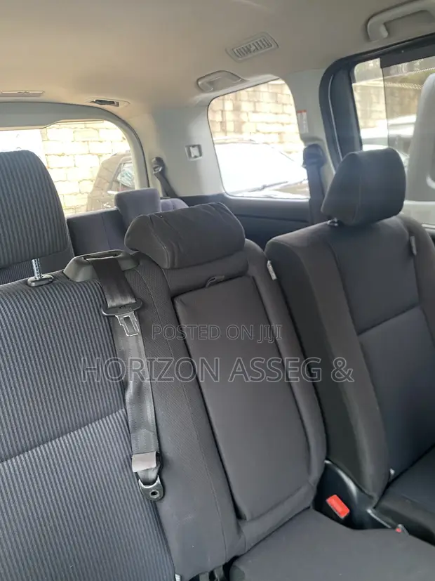 Toyota Noah 2.0 AWD (8 Seater) 2018 White - 1