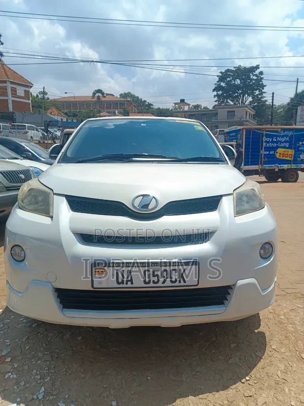 Toyota IST 2011 White - 1