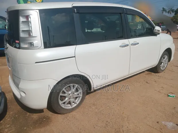 Toyota Sienta 2012 White - 1