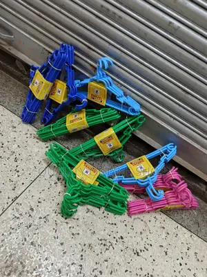 Plastic Hangers - 12 Pieces