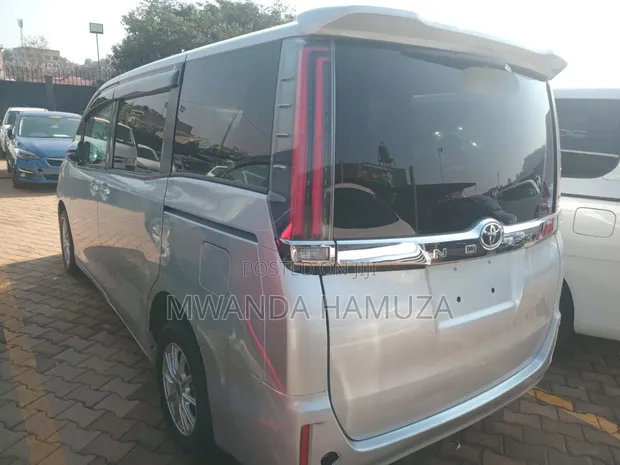 Toyota Noah 2017 Silver - 1
