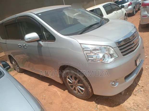 Toyota Noah 2012 Silver - 1