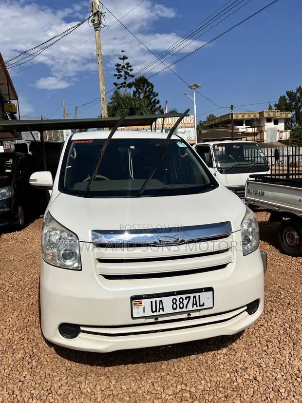 Toyota Noah 2.0 158hp AWD (8 Seater) 2009 White - 1