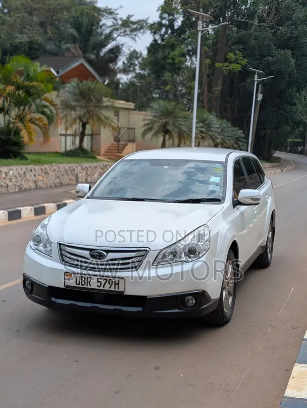 Subaru Outback 2010 White - 1