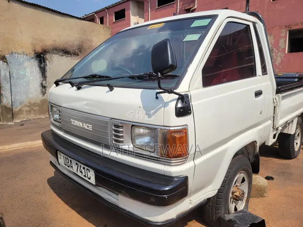 Isuzu Pickup Truck - 1