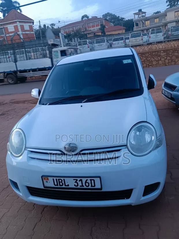 Toyota Sienta 2009 White - 1