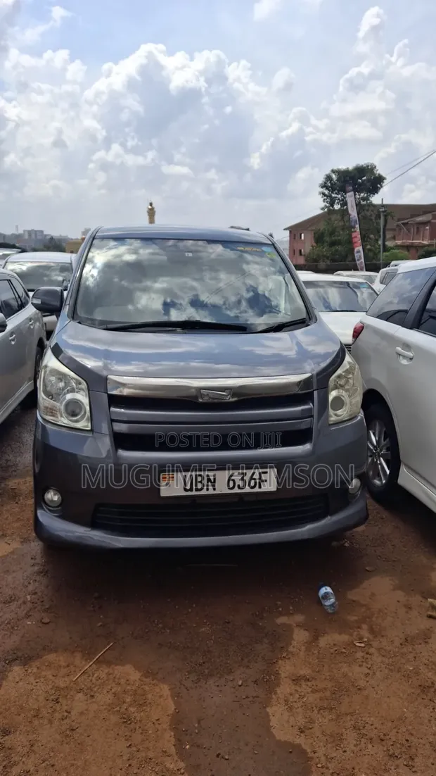 Toyota Noah 2010 Gray - 1