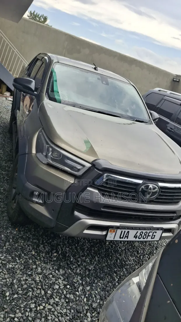 Toyota Hilux 2022 Silver - 1
