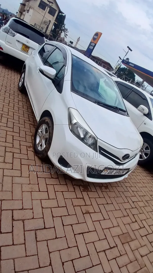Toyota Vitz 2011 White - 1