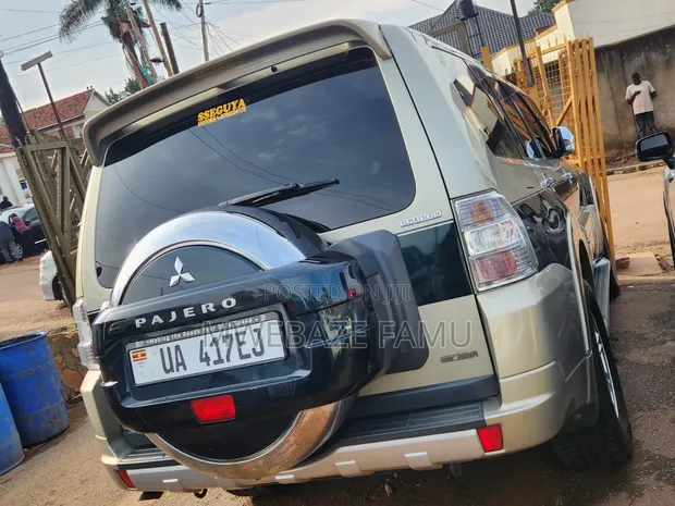 Mitsubishi Pajero 2011 Gold - 1