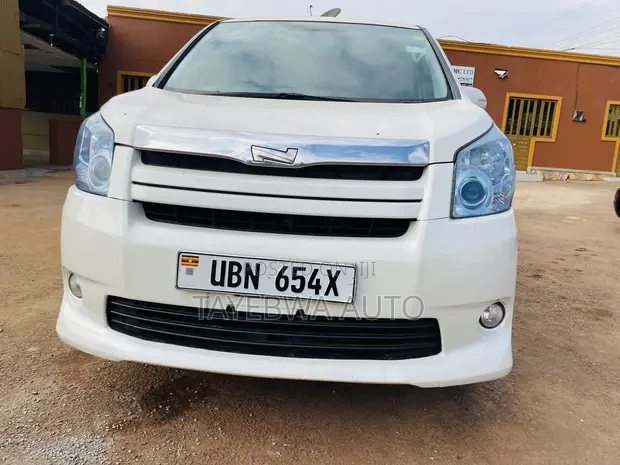 Toyota Noah 2009 - 1