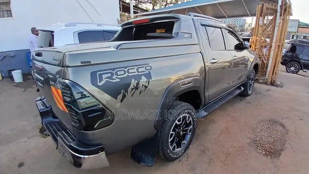 Toyota Hilux 2018 Gray - 1