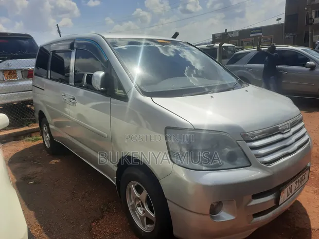 Toyota Noah 2005 Silver - 1