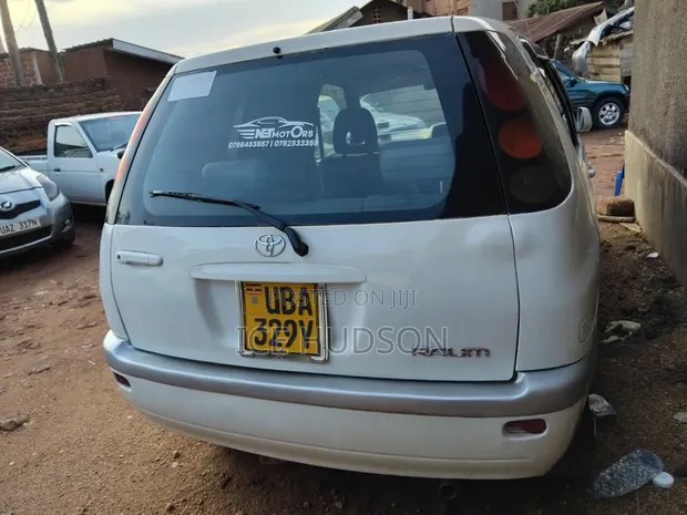 Toyota Raum 2001 White - 1