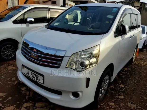 Toyota Noah 2011 Pearl - 1