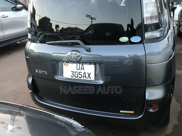 Toyota Sienta 2009 Gray - 1
