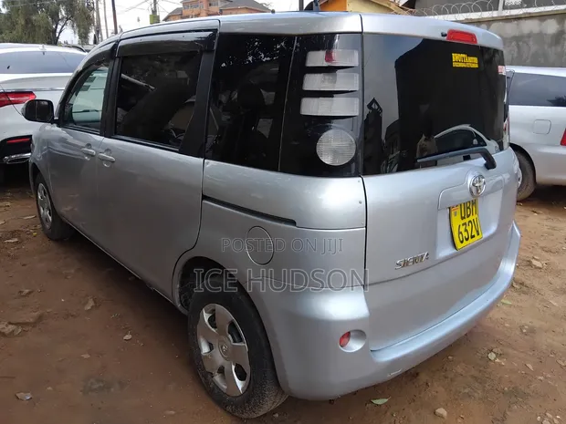 Toyota Sienta 2009 Silver - 1