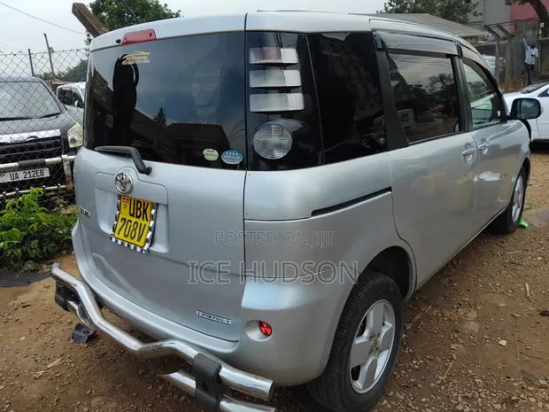 Toyota Sienta 2012 Silver - 1