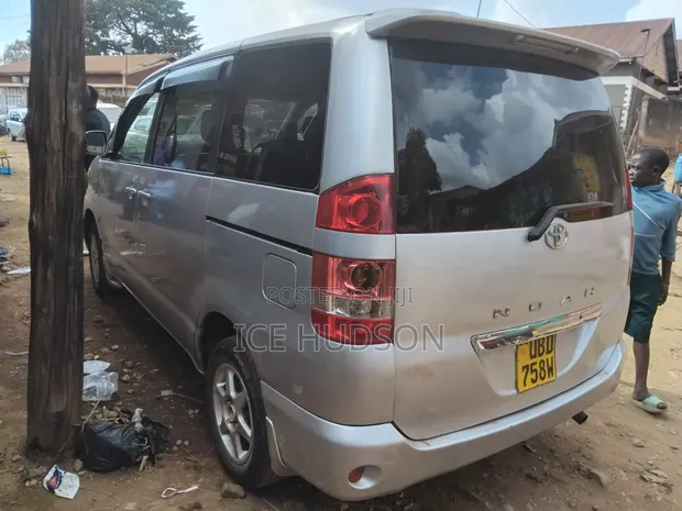 Toyota Noah 2004 Silver - 1