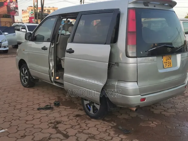 Toyota Noah 2002 Silver - 1