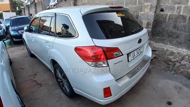 Subaru Outback 2011 White - 1