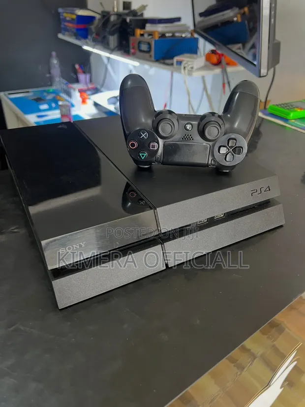 Chipped Sony PS4 Standard Bundle: 12 Games + 2 Pads - 1