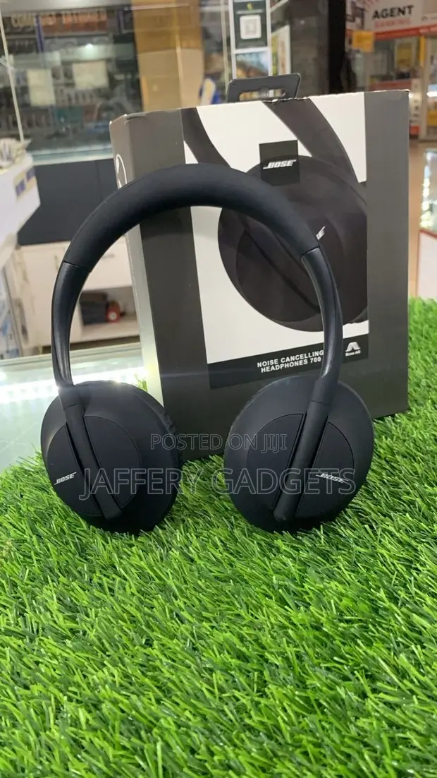 Bose Noise Cancelling Headphones 700 - Black - 1