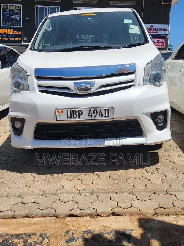 Toyota Noah 2011 White - 1