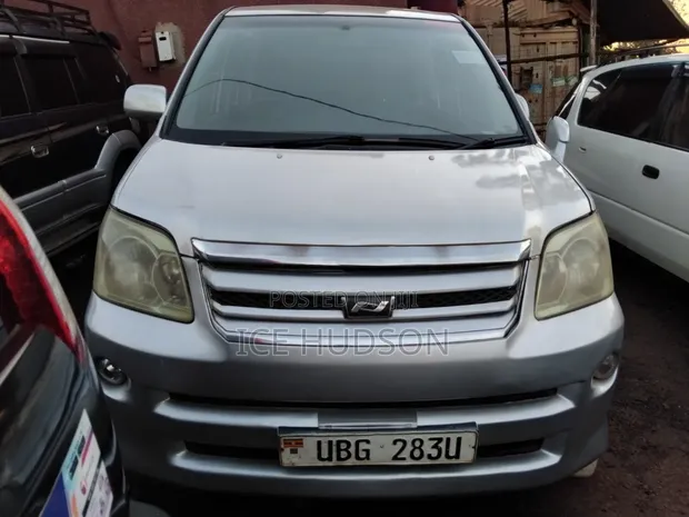 Toyota Noah 2006 - Ivory - 1