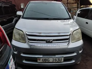 Toyota Noah 2006 - Ivory
