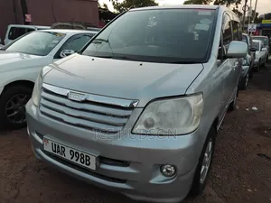 Toyota Noah 2004