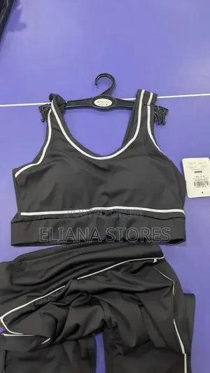 Alo Yoga Two-Piece Active Set - Black with White Piping