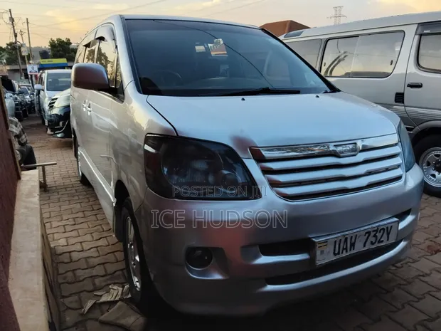 Toyota Noah 2004 Silver - 1